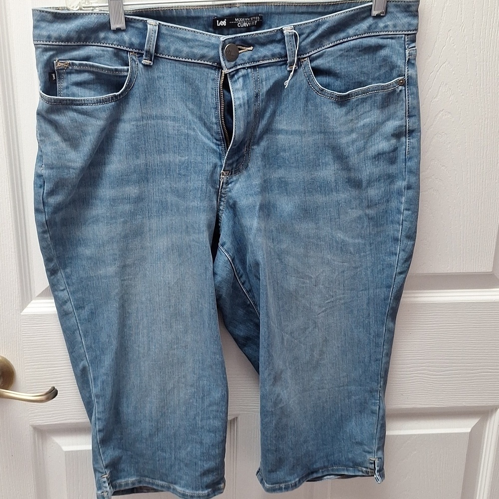 A women's Lee solid blue stretch curvy fit denim capris size 16